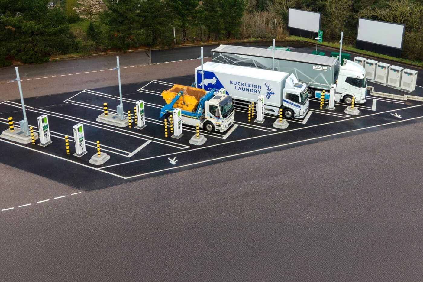 Gridserve ladestation estación de carga e lkw camiones eléctricos freightway grossbritannien uk hintergrund fondo min