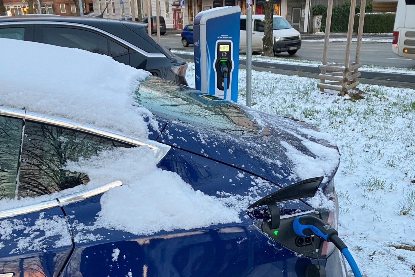 tesla model 3 ladestation charging station schnee snow winter 2025 01 min Tesla model ladestation charging station schnee snow winter min