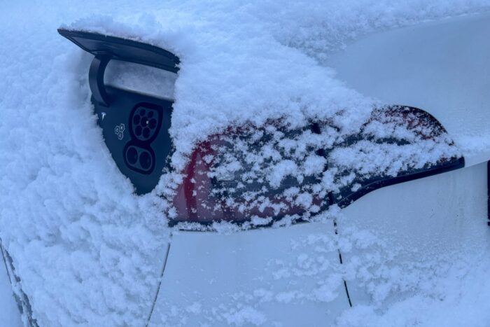 Tesla model y sebastian schaal invierno schnee