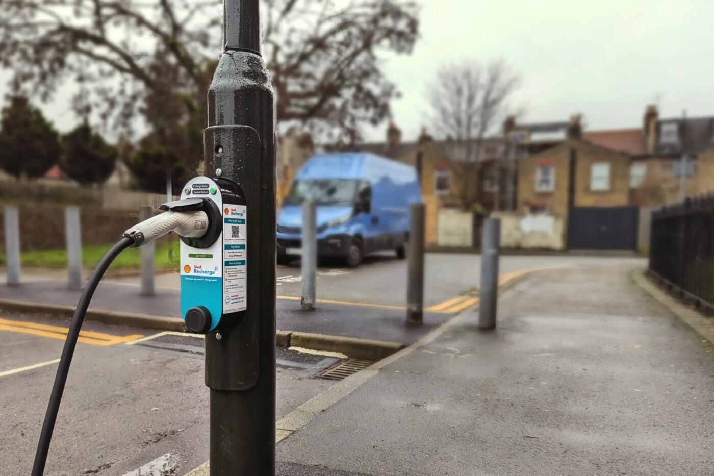 Surecharge ubitricity se hace con una estación de recarga en farola recortada