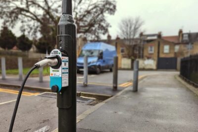 Surecharge ubitricity se hace con una estación de recarga en farola recortada