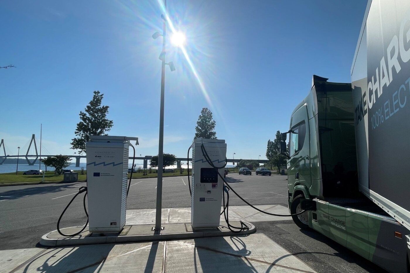 Scania e lkw camión eléctrico inteligente eon ladestation estación de carga daenemark dinamarca min