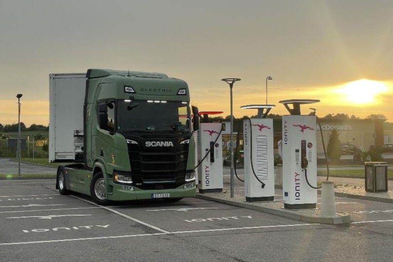 Scania e lkw camión eléctrico ionity ladestation estación de carga min