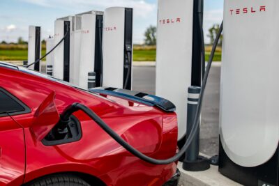Dodge charger ladestation estacion de carga tesla supercharger nacs
