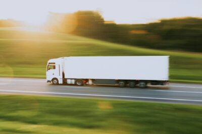 Lkw sattelschlepper symbolbild