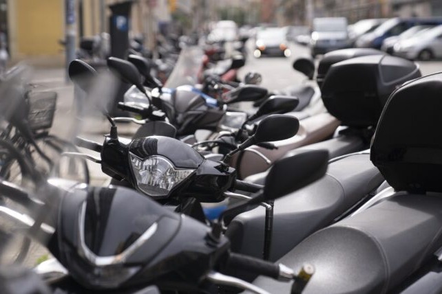 Spanien barcelona mopeds motorraeder symbolbild