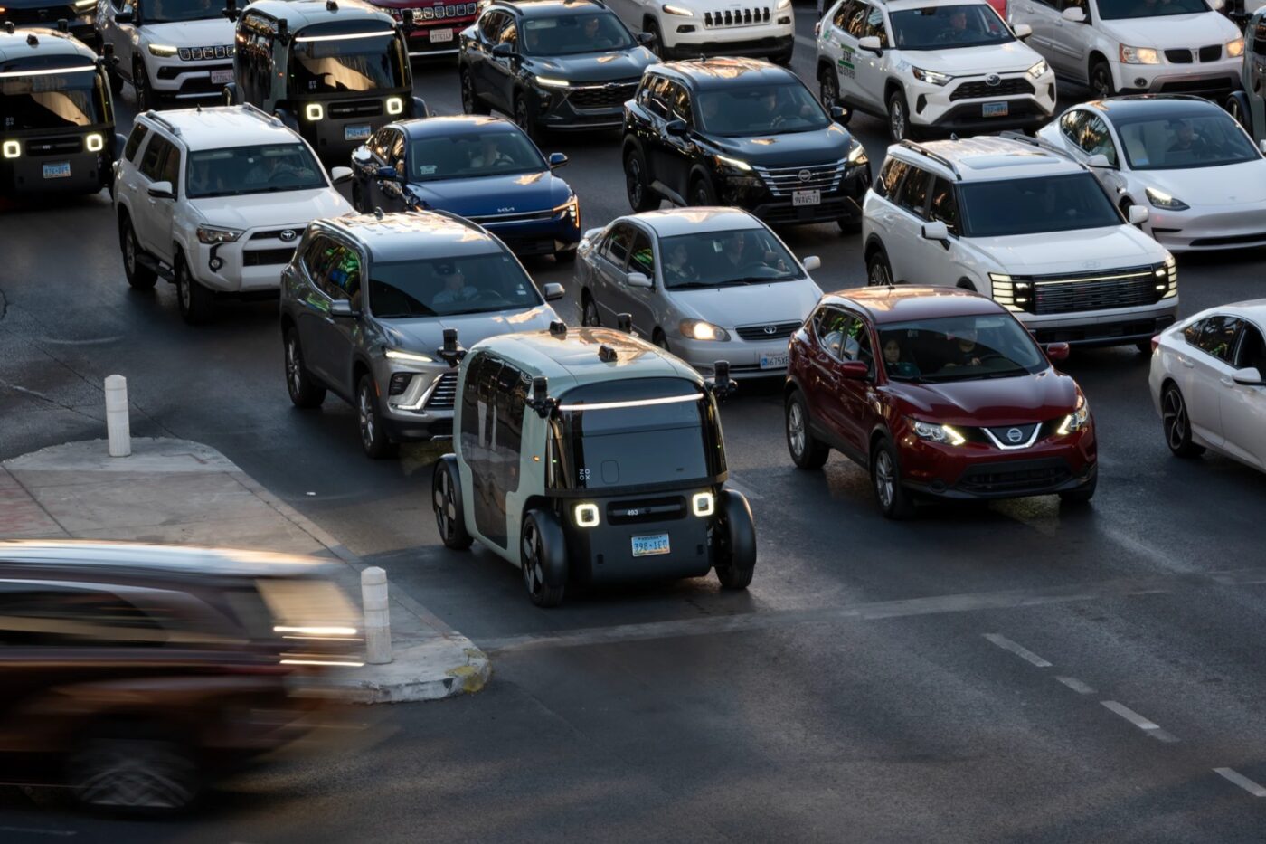 Zoox robotaxi an ampel