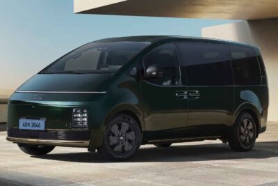 Hyundai staria eléctrico delantero tres cuartos recortado