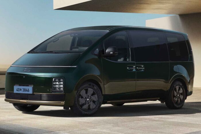 Hyundai staria eléctrico delantero tres cuartos recortado