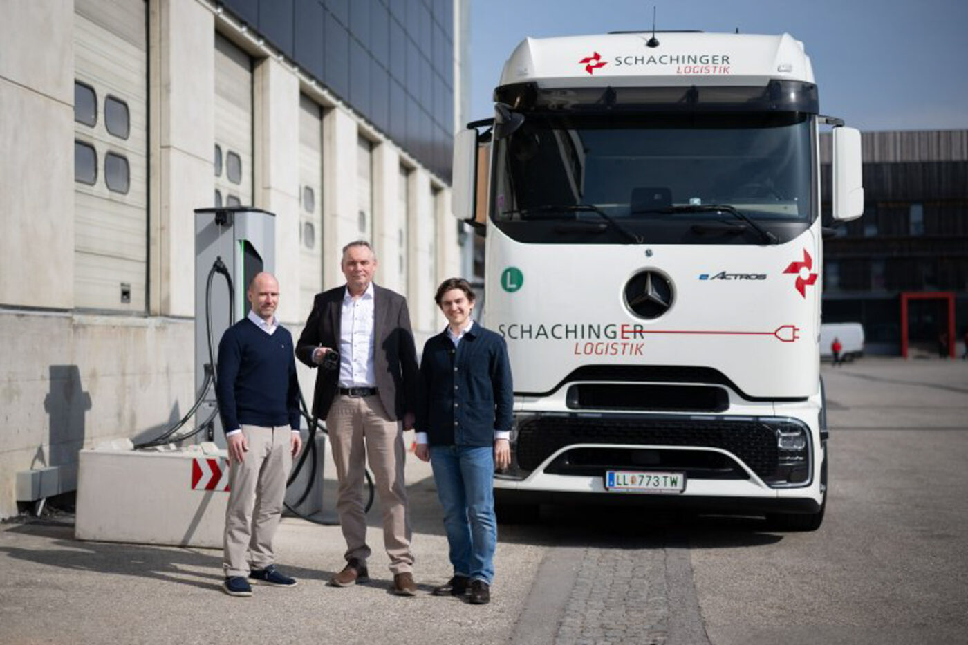 Kw solutions carga con amigos e lkw schachinger logistik eactros