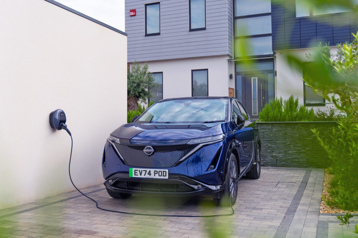 Nissan ariya wallbox ladestation uk grossbritannien kennzeichen