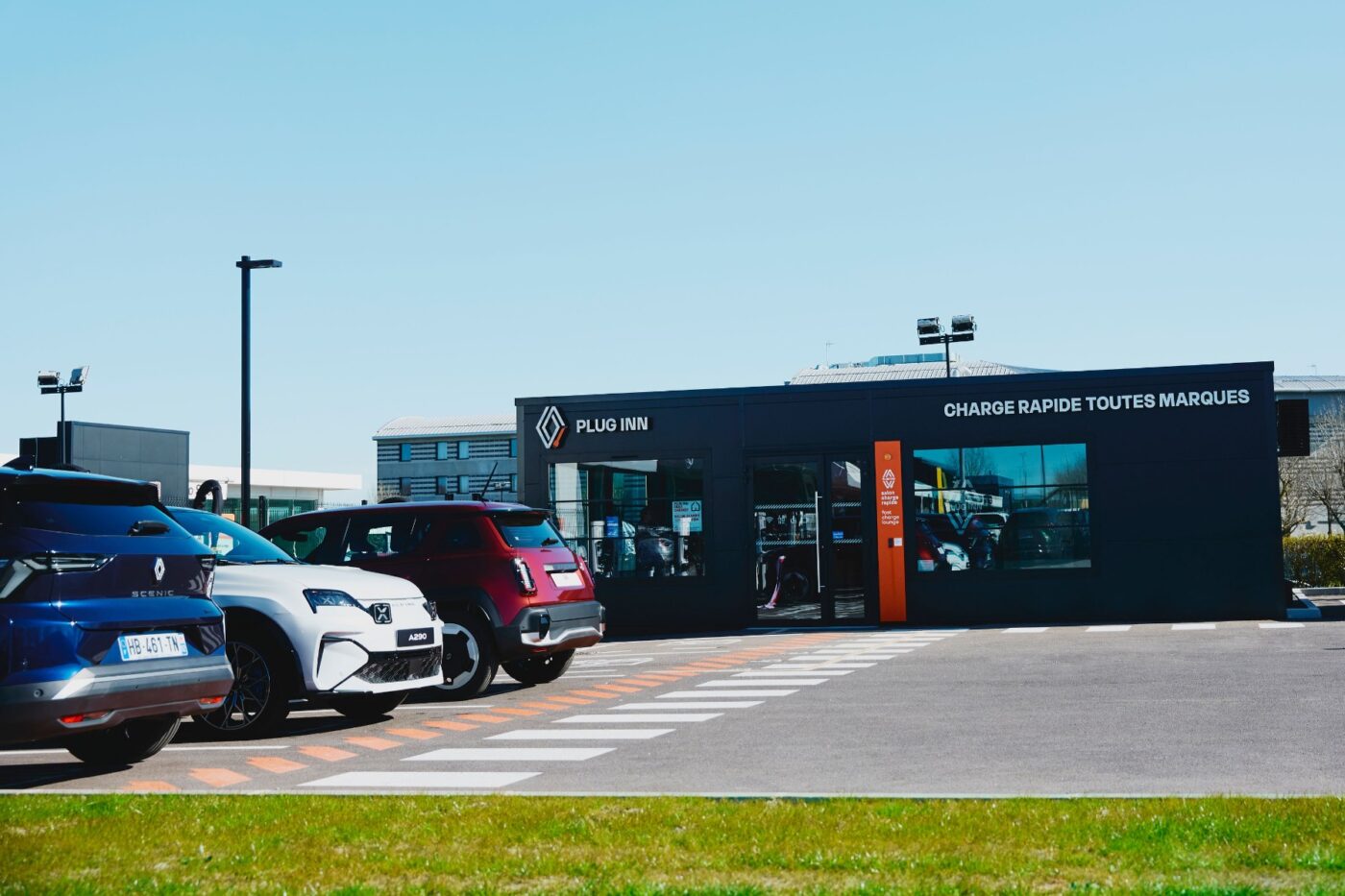 Renault plug inn ladestation estación de carga frankreich france