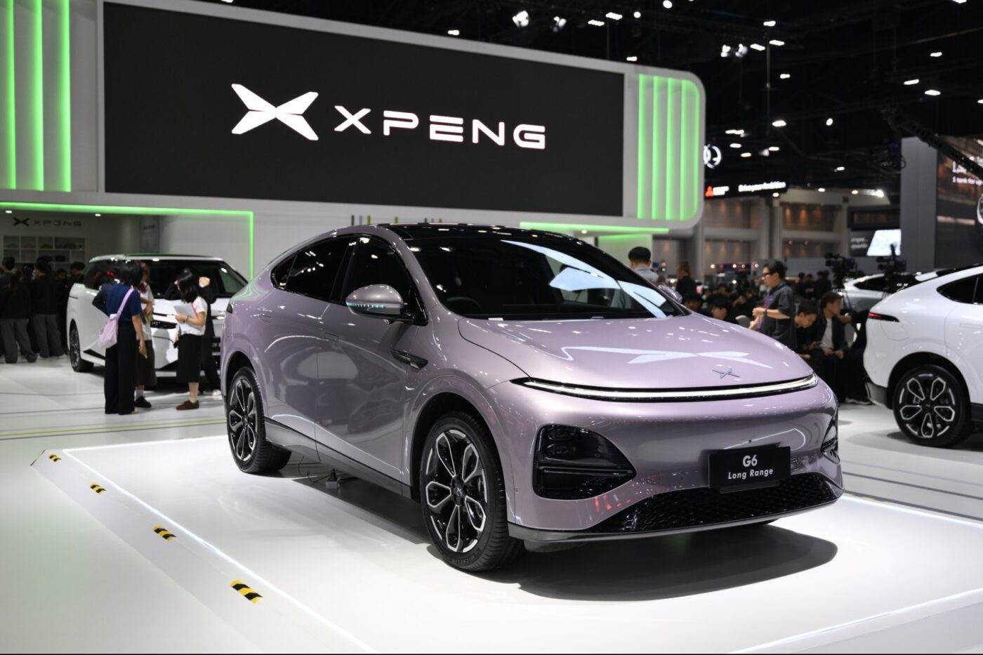 Xpeng x9 salón internacional del automóvil de bangkok tailandia recortado