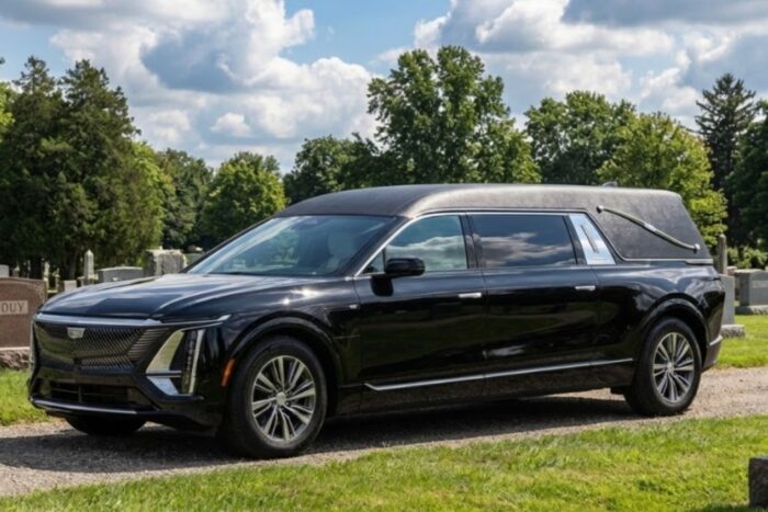 Cadillac lyriq coche fúnebre recortado
