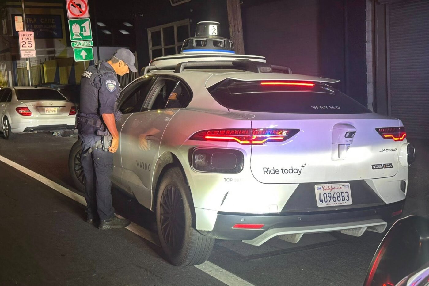 Waymo robotaxi departamento de policía de san bruno