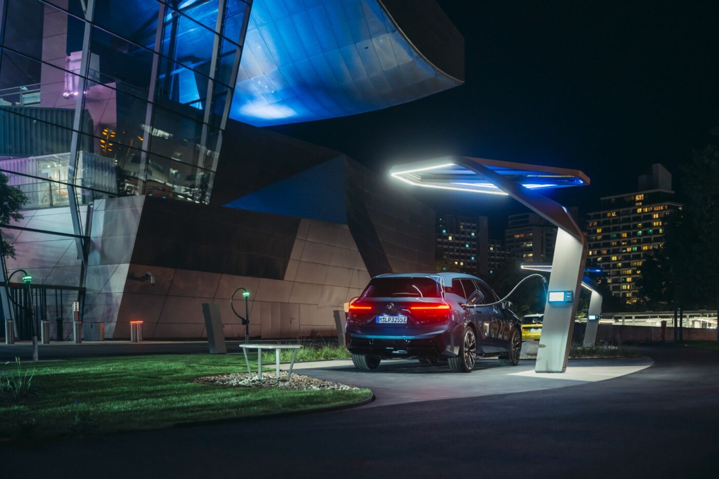 Diseño de puntos de recarga «Charging Trees» de Designworks para BMW Welt, Múnich