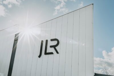 Jlr logo auf fabrik