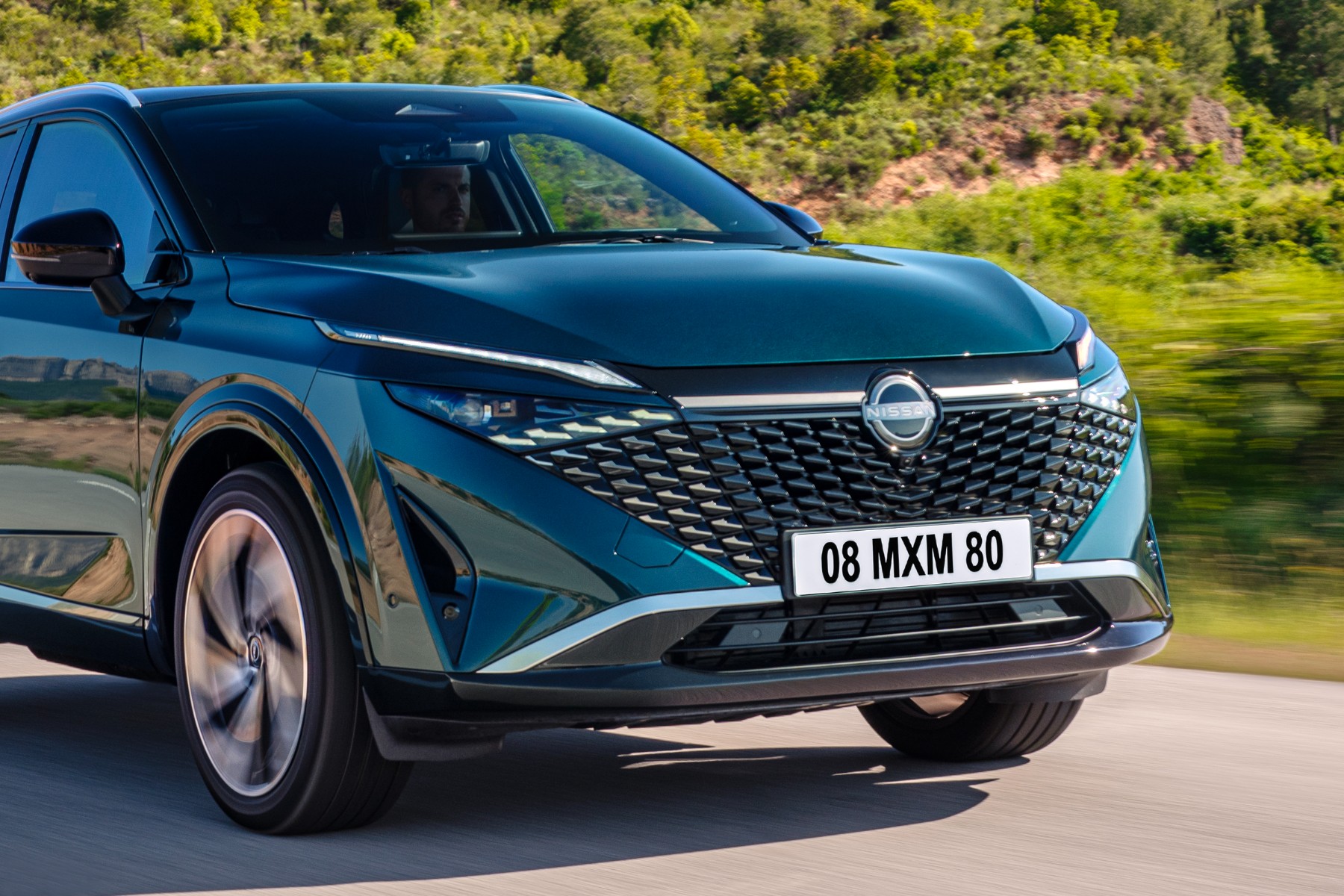 Nissan Qashqai elektromos modell elöl, szürke karosszéria