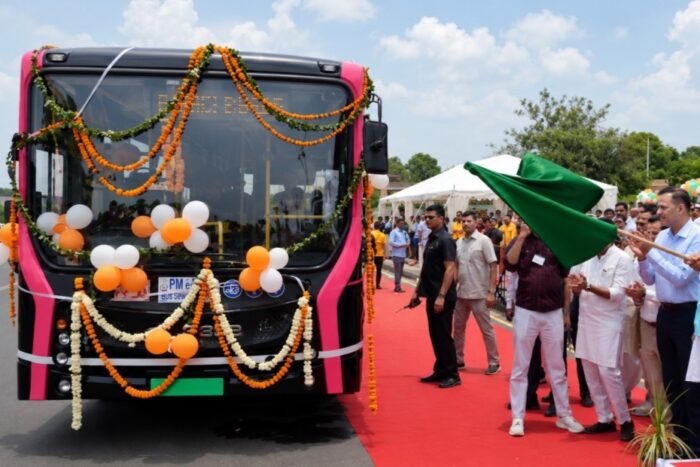 El ministro principal de Rajastán, Shri Bhajan Lal Sharma, da el pistoletazo de salida a los autobuses eléctricos de Eka Mobility (imagen recortada)