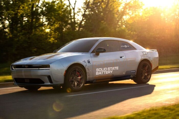 Vehículo de desarrollo de Stellantis con batería de iones de litio para el Dodge Charger Daytona