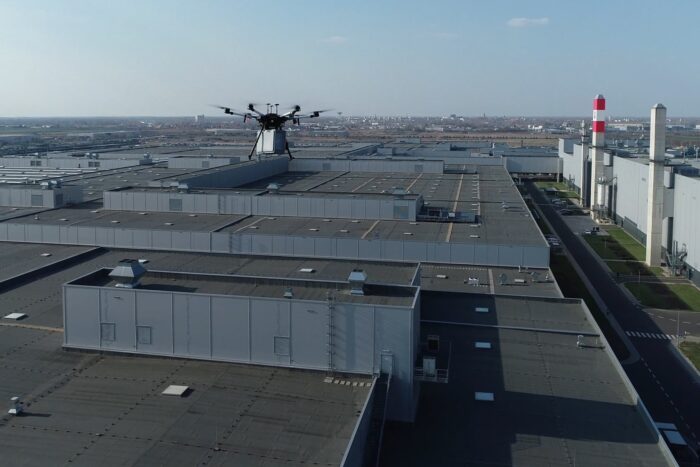 Fábrica de Mercedes-Benz en Kecskemét, Hungría (imagen recortada)